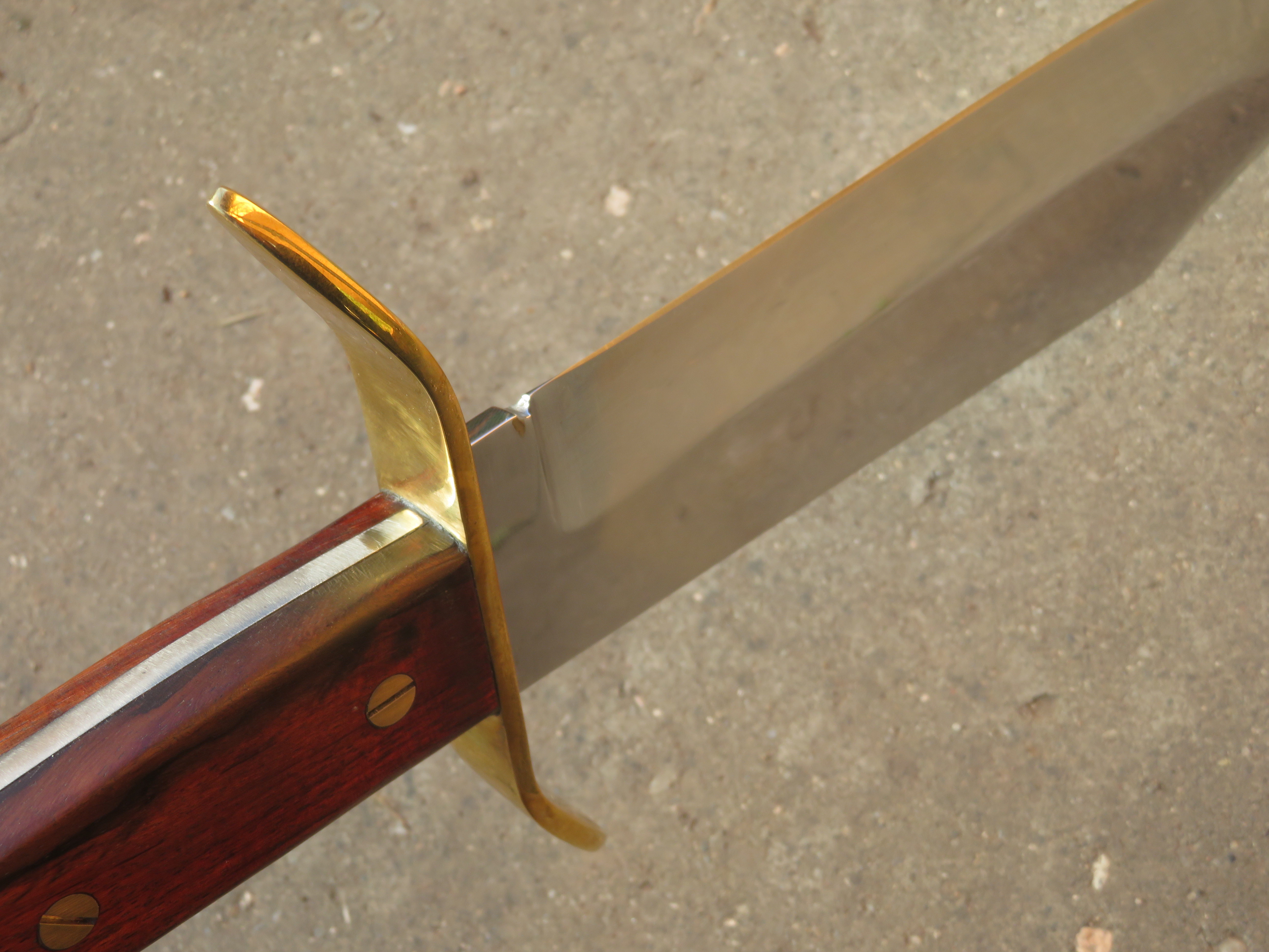 Detail oboustranné záštity nože Wild West Bowie.